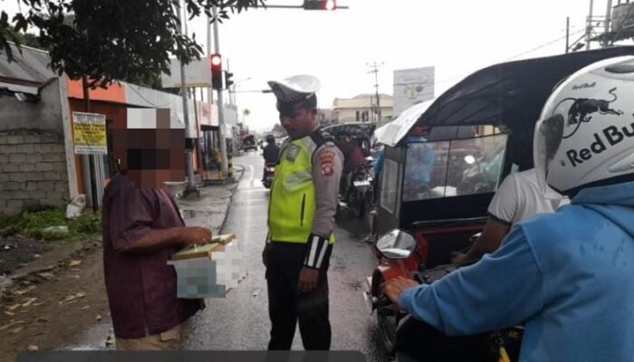 Cegah Kecelakaan, Satlantas Polres Gorontalo Beri Himbauan Kepada Peminta-minta