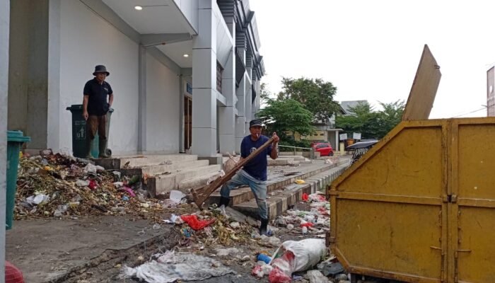 Masyarakat Keluhkan Aroma Sampah di Sekitar Pasar Sentral Kota Gotontalo, Timbulkan Bau Busuk