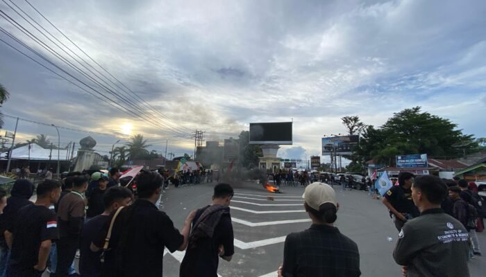 Ratusan Mahasiswa Demo di Jalan Perlimaan Telaga Gorontalo, Buntut Indonesia Gelap