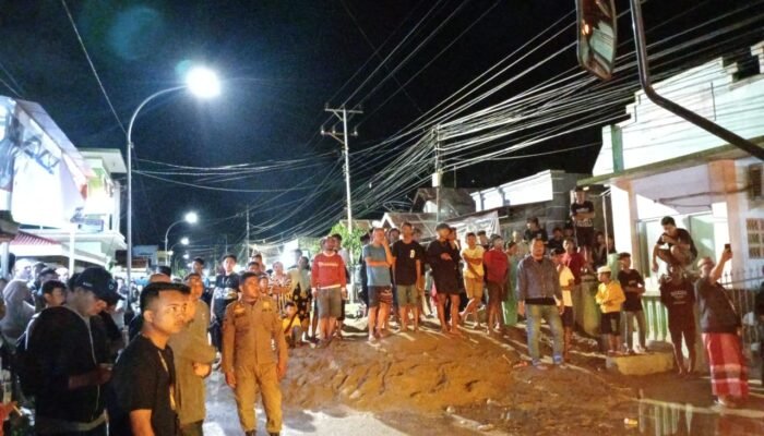 Warga Kelurahan Tenda Blokade Jalan, Protes Masalah Longsor yang Tak Ditangani Pemkot Gorontalo