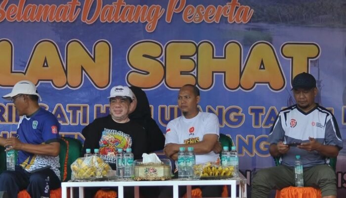 Peringati HUT Kabupaten Bone Bolango, Hamzah Idrus Gelar Jalan Sehat Bersama Masyarakat