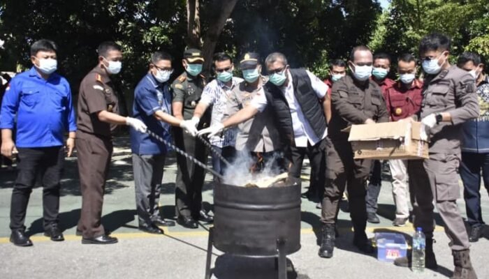 Ikuti Pemusnahan Barang Bukti di Kejaksaan, Adhan-Indra Bertekad Bersihkan Narkoba di Kota Gorontalo