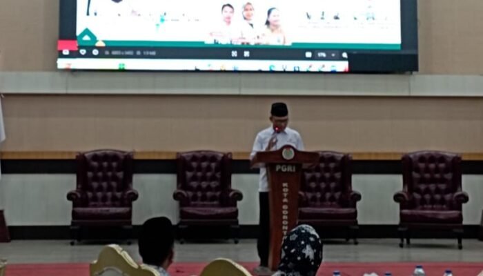 Buka Seminar, Sekda Ismail Majid Dorong PGRI Berantas Buta Huruf di Kota Gorontalo