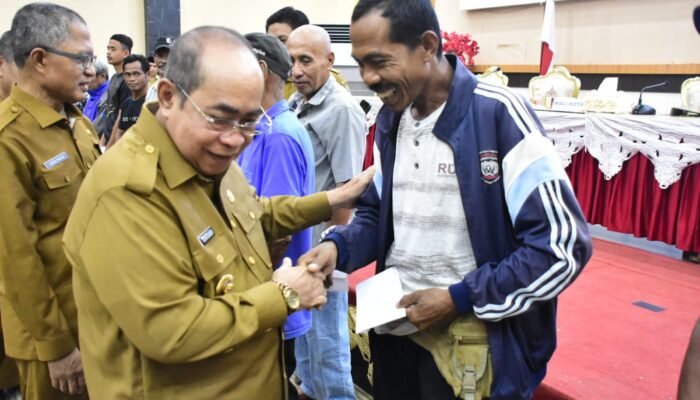 Pemkot Gorontalo Salurkan Bantuan BBM Gratis dalam Bentuk Voucher Kepada 450 Pengemudi Bentor