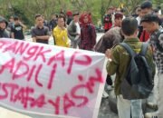 Poster “Tangkap dan Adili Mustafa Yasin” Warnai Aksi Mahasiswa di Deprov Gorontalo