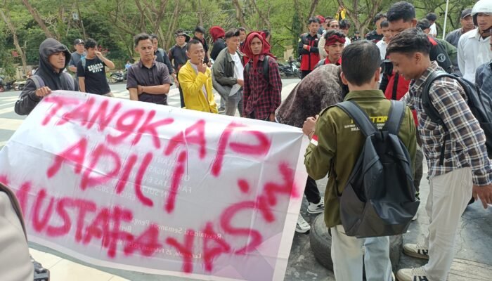 Poster “Tangkap dan Adili Mustafa Yasin” Warnai Aksi Mahasiswa di Deprov Gorontalo