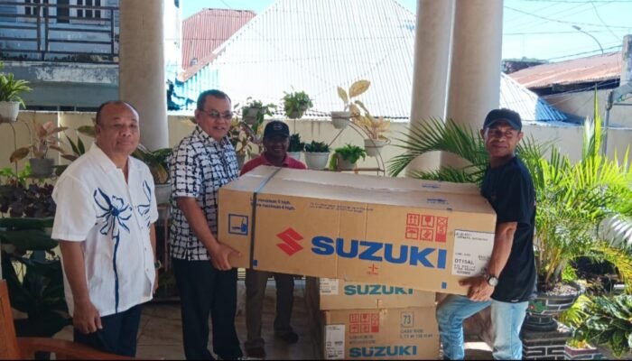 Panglima Aspirasi Kembali Buktikan Janjinya, Serahkan Tiga Unit Mesin Tempel dan Motor Cool Box Kepada Nelayan